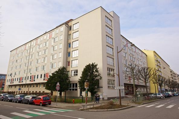 Façade vue du boulevard d'Anvers