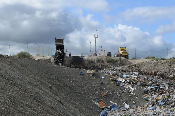 Le camion sac noir vide les déchets 